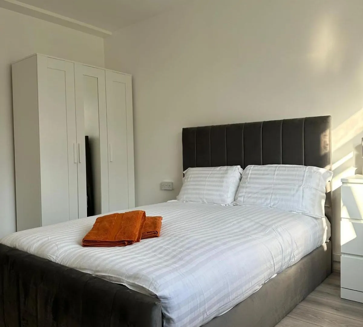 Stunning 3Bedroom Flat In Bethnal Green- 3Mins Away From Underground Station London Apartment